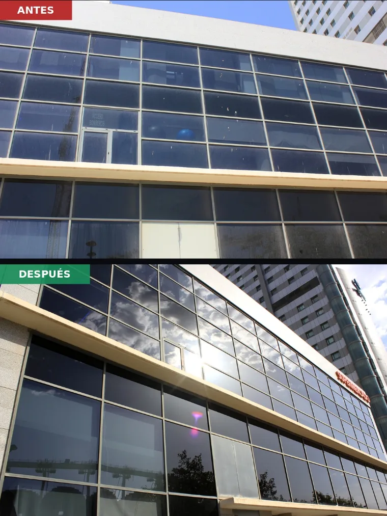 Antes y después de la limpieza de una fachada acristalada: el vidrio pasa de estar velado por la suciedad a reflejar con nitidez.