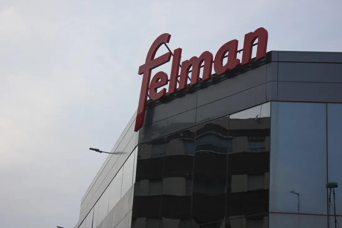 Edificio de Felman con su rótulo rojo, fotografiado tras la limpieza de cristales realizada fuera del horario comercial.