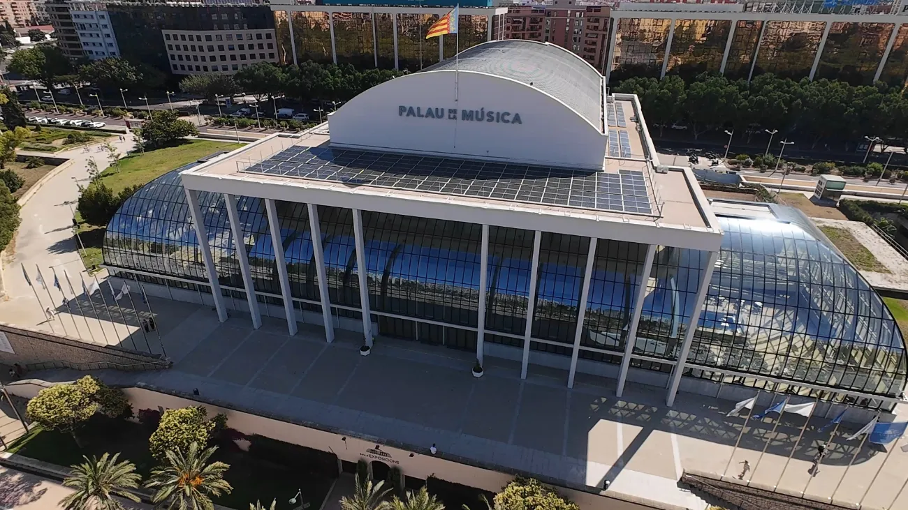 El Palau de la Música de València entero visto desde el aire, con su rótulo y toda la bóveda de vidrio limpia.