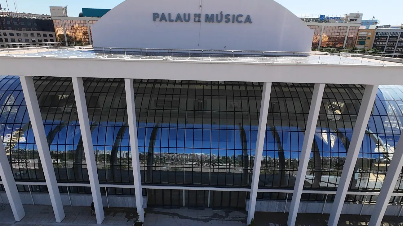 Fachada acristalada del Palau de la Música de València vista de frente desde el aire.
